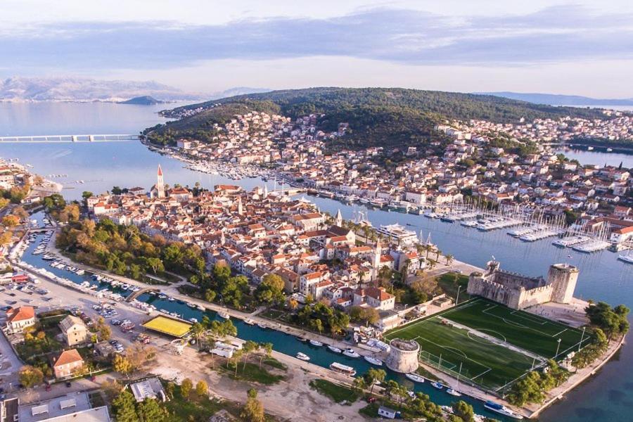 Lizzi. * Trogir